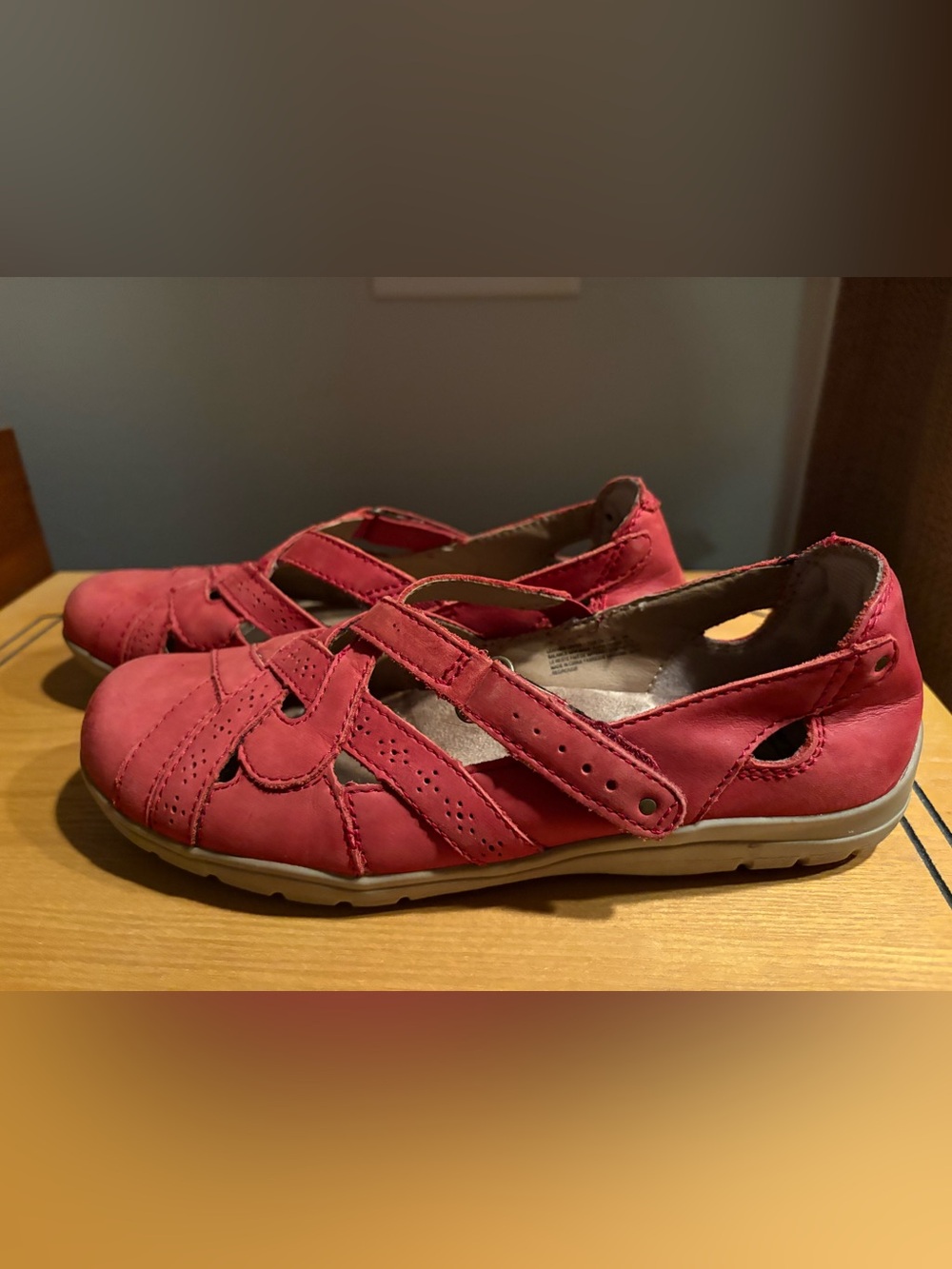 Earth Origins Red Leather Closed-Toe Flats
